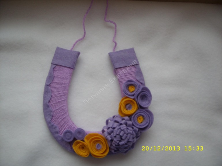 Подковы из пряжи и фетра.