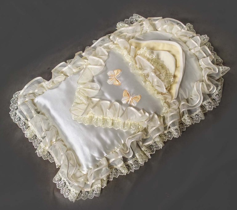 Продаем: Набор на выписку из роддома для новорождённого из атласа 6-ти предметный