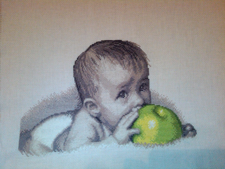 Лялька с яблоком.