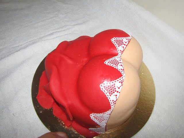 торт женский бюст...Девочки спасибо за советы по поводу телестной мастики..вот что у меня получилось))