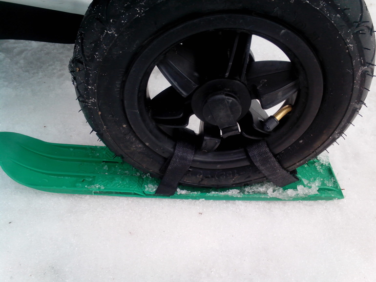 Лыжи для коляски . Как мы откатали прошлую зиму .