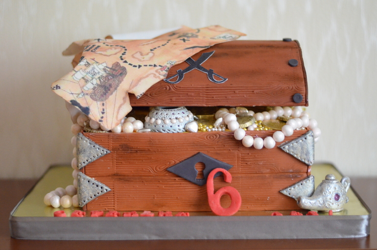 Сундук с сокровищами для пиратской вечеринки!