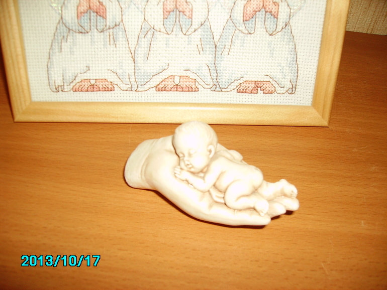 Ребеночек в руке ангела