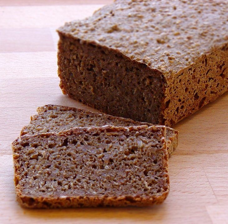 Черный хлеб килокалории. Кусок ржаного хлеба. Кусок черного хлеба. Ломтик черного хлеба. Ржаной хлеб ломтики.