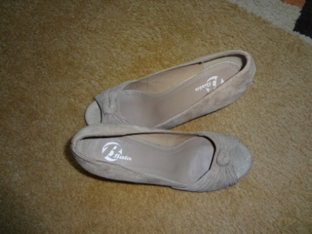 Продам новые замшевые туфли фирмы BATA