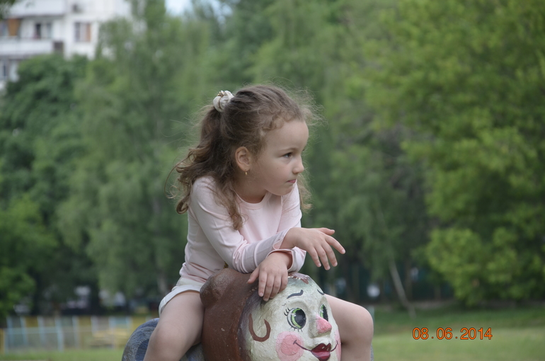 Лето пахнет земляникой,