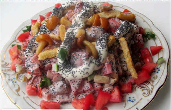 Рецепты салатов к Новому Году - маковый салат с грибами и курицей