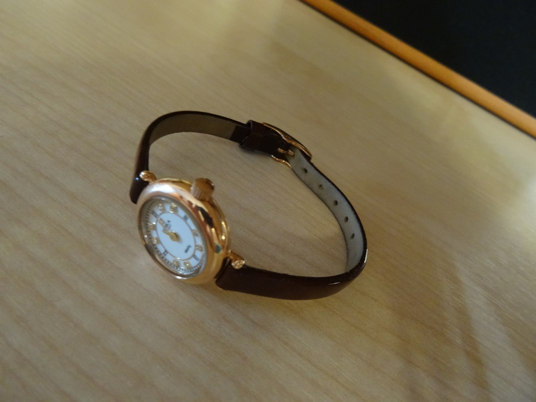 Кожаный ремешок на золотые часы. Кожаный ремешок на золотые часы. Золотые часы платинор женские 3635. Золотые часы женские 585 проба. Женские часы наручные с кожаным ремешком.