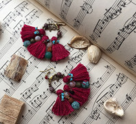 Бордовые серьги в мексиканском стиле