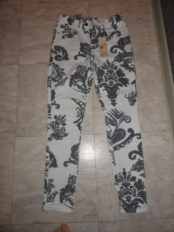 Продам джинсы Levis р.28 1500 руб.