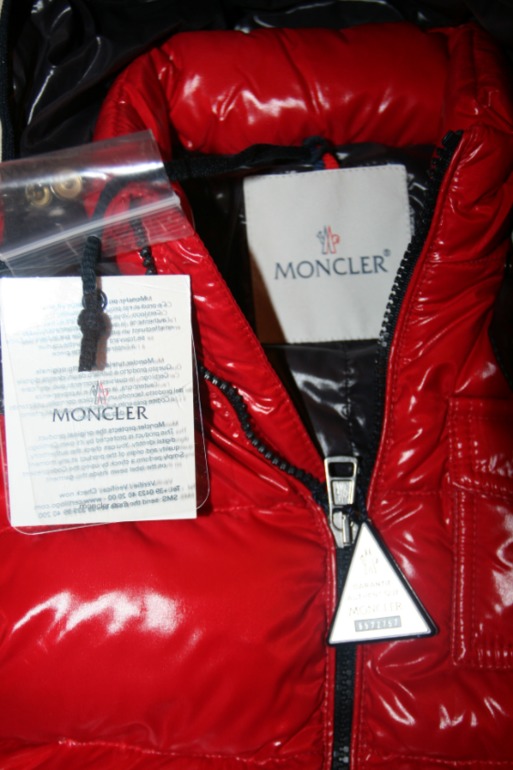 Продам комбинезон пуховый Moncler оригинал, для девочки. 16000.00 рублей
