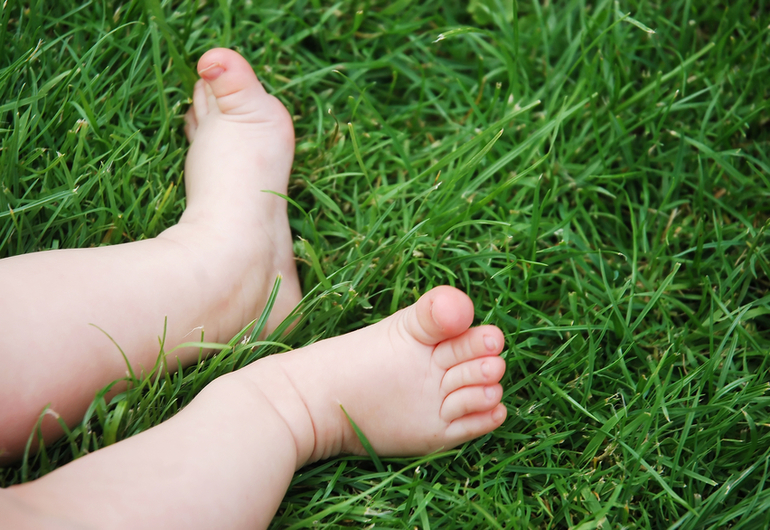 Маленькие ножки шагают по дорожке | форум Babyblog