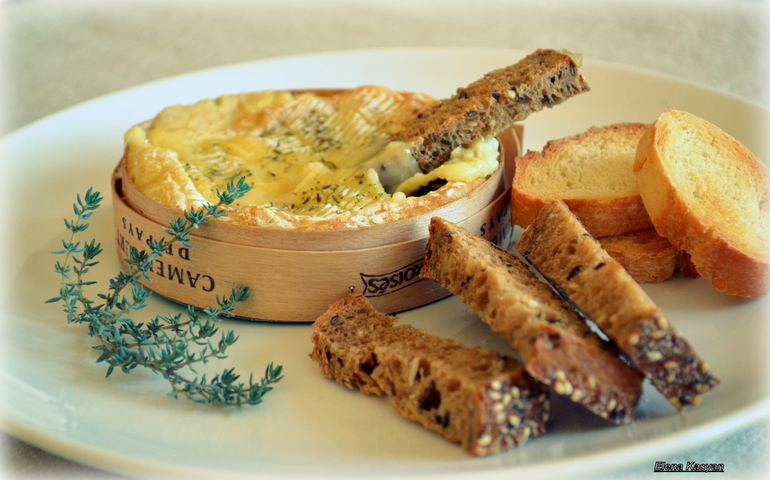 Камамбер,запеченный с чесноком и травами