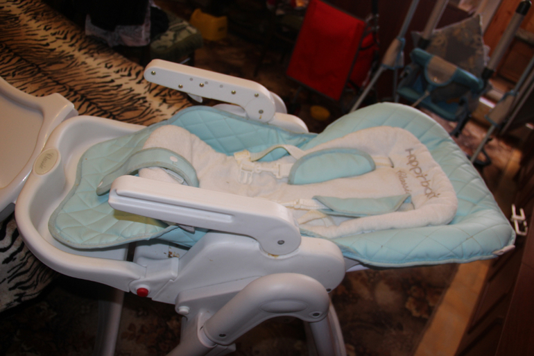 Продам!2 шт.Стульчики для кормления happy baby william.цена 3800