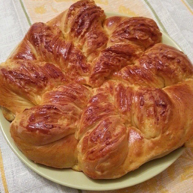 Испекла кукурузный хлеб  с сыром