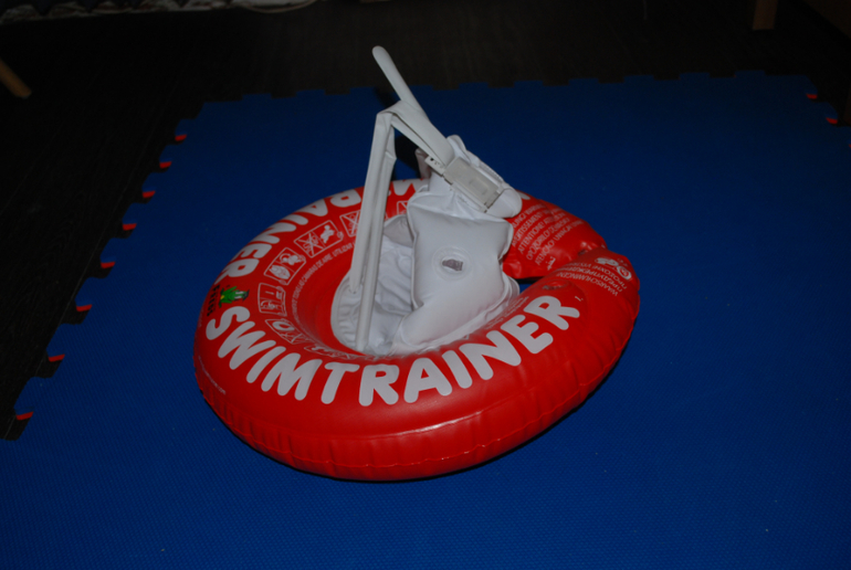 Продам надувной круг  SWIMTRAINER красный - 600 р.