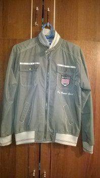 Продам ветровку для мальчика рост 152 см недорого