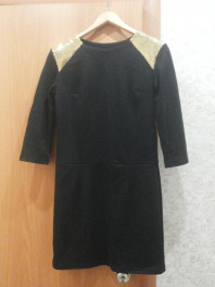 Платье черное с плечами в паетках