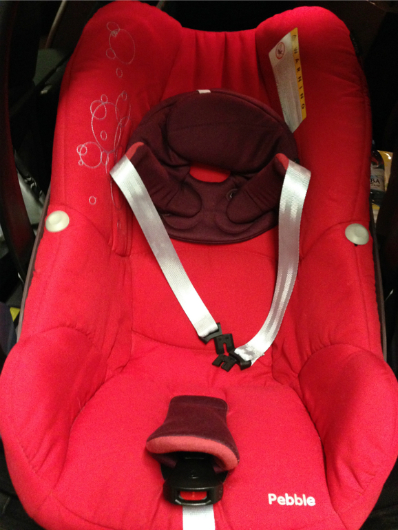 продаю автокресло maxi cosi pebble c креплением isofix
