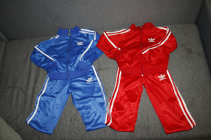 Спортивные костюмы для мальчиков двойняшек.