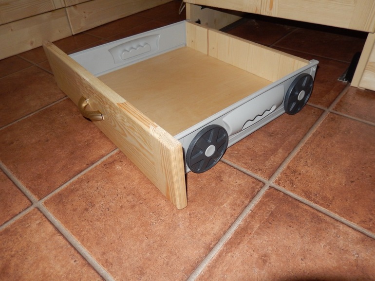 Ящик выкатной для кухни цокольный