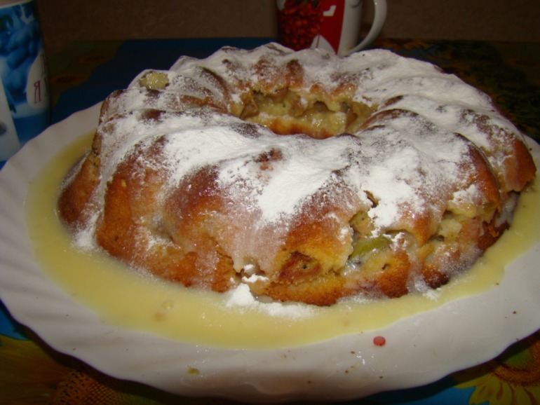 Шарлотка с бананами и яблоками....
