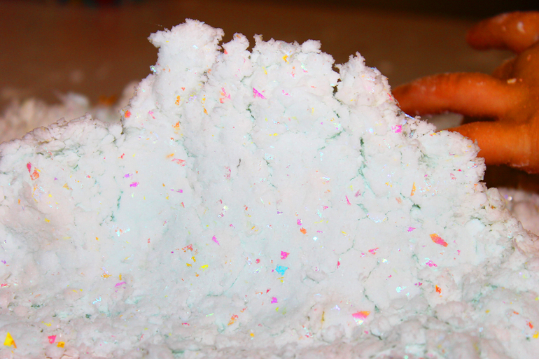 Искусственный снег для детей. Поделки с искусственным снегом. Искусственный снег из крахмала. Искусственный снег из памперса. Опыт искусственный снег из пены для бритья и соды.