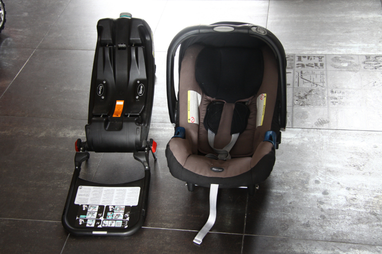 втокресло группы 0+ Romer Baby Safe Plus SHR II + ISOFIX Base