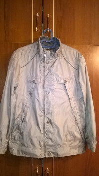 Продам ветровку для мальчика рост 164 см недорого