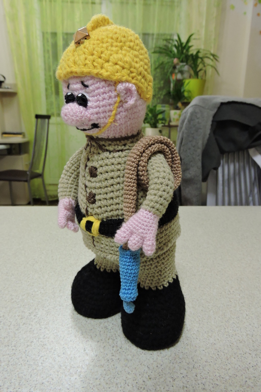 Вязаная кукла пожарника. Вязаные игрушки пожарный. Шлем пожарного крючком для игрушки. Поделка на тему строитель. Пожарник вязаный крючком.