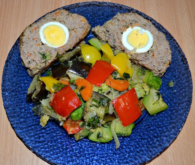 Мясной рулет с овощами)