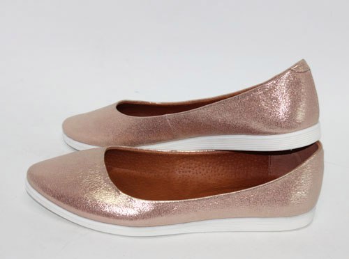 Кожаные балетки с заостренным носком.