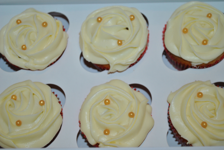 Cup-cakes морковные с чизом и ванильные с кремом. Есть в пристрое