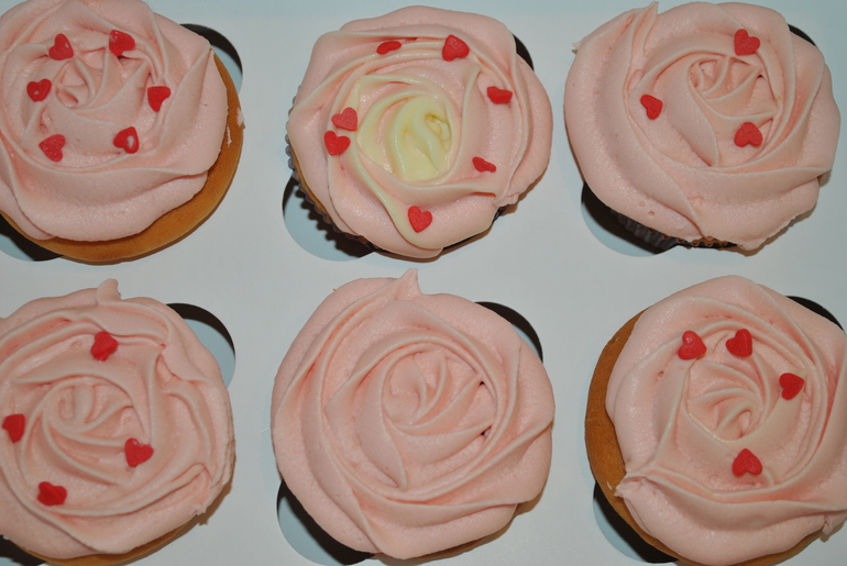 Cup-cakes морковные с чизом и ванильные с кремом. Есть в пристрое