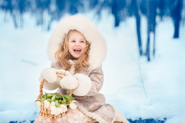 Фото девочки с подснежниками