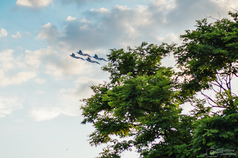 Русские Витязи в небе над Симферополем (День России 12.06.2014 г.)
