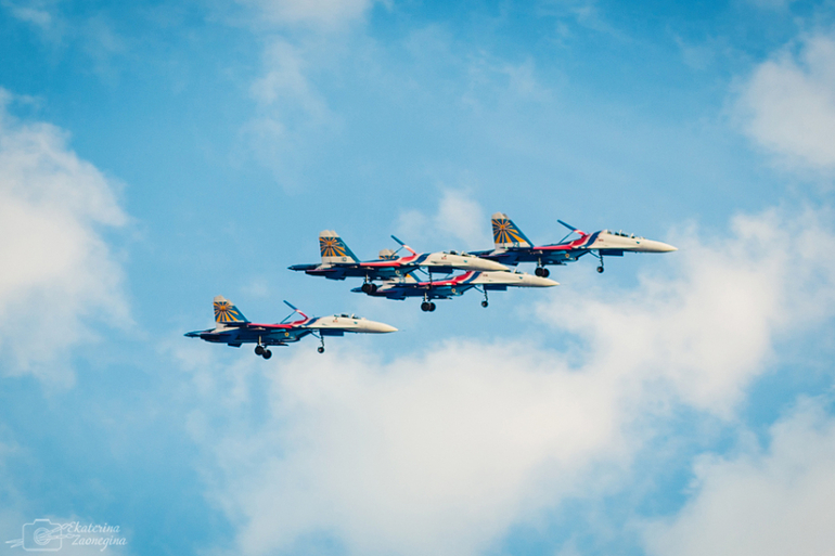 Русские Витязи в небе над Симферополем (День России 12.06.2014 г.)
