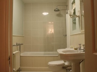 Какие вешалки для полотенец в ванной?