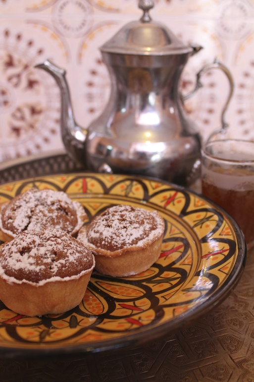 Песочная основа + нежнейшее кексовое тесто ! Рекомендую!