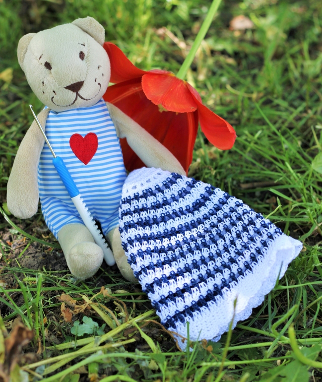 Летняя шапочка в морском стиле