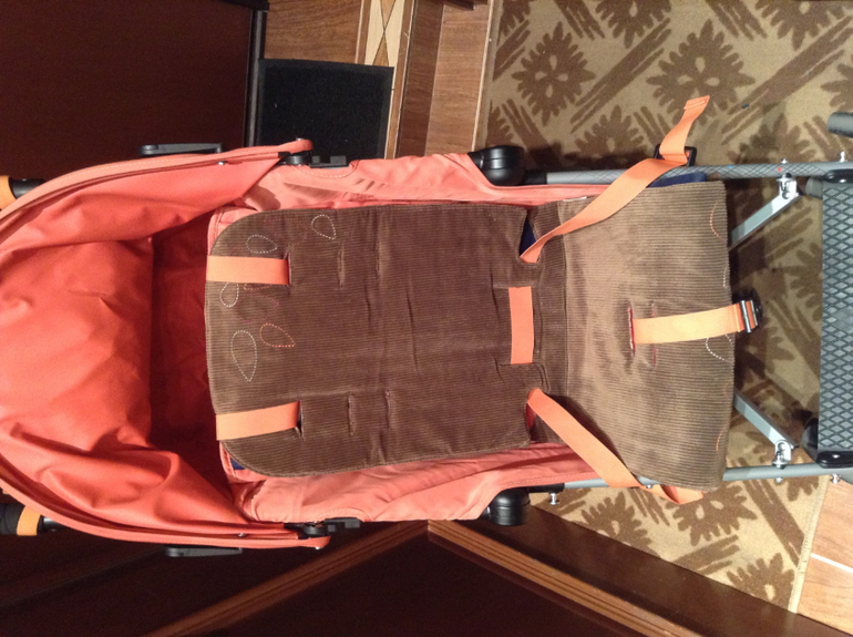 Правильно закрепить матрасик Макларен на коляске.