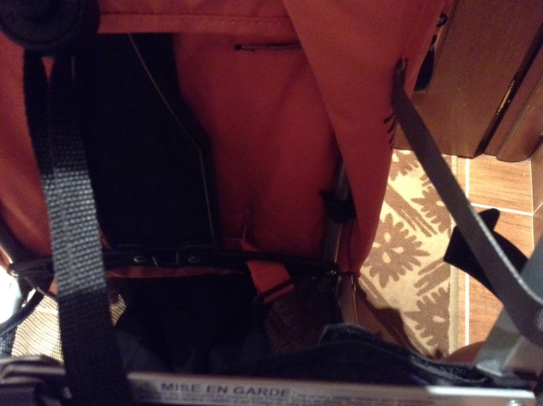 Правильно закрепить матрасик Макларен на коляске.