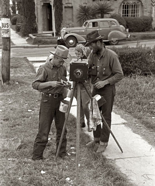 Фотоаппарат 50х годов. Фотоаппарат 1940 годов. Старые американские фотоаппараты. Фотограф 30 х годов.