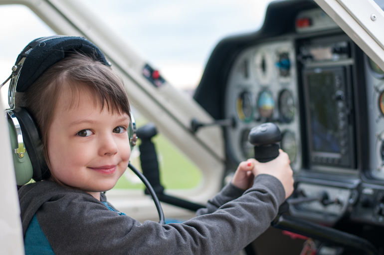 Звук самолета детский. Летчик для детей. Ребенок за штурвалом самолета. Маленький летчик. Для мальчиков самолёты.