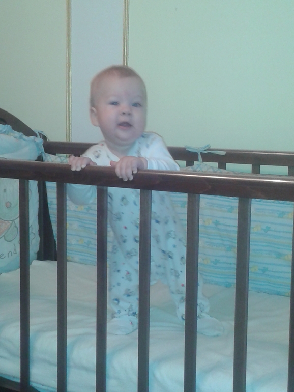 Почти в 8 месяцев мы наконец встали)