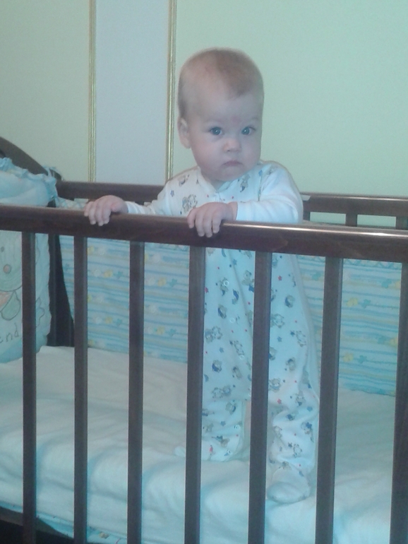 Почти в 8 месяцев мы наконец встали)