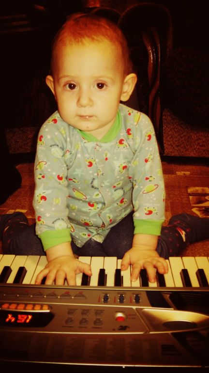 Наш юный музыкант)))