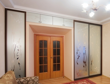 нужна ли дверь в гостиную-спальню?