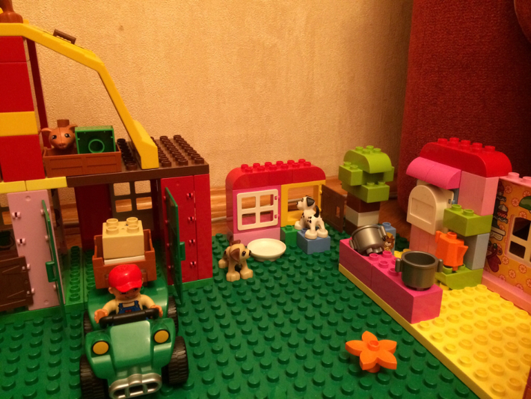 LEGO Duplo - одно их любимых развлечений доченьки!!!