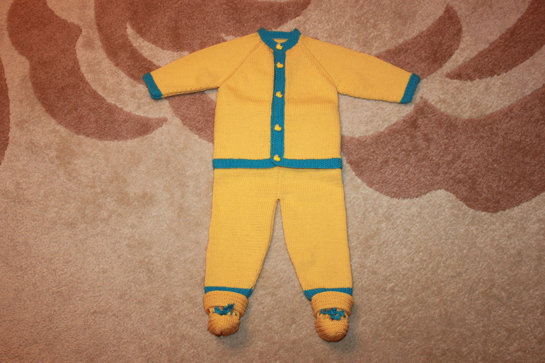 Первая обновка для ляльки :)